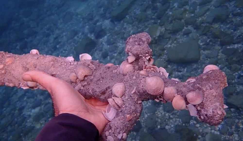 Дайвер вновь обнаружил меч крестоносца у побережья Израиля