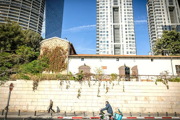 נעצרו זרים החשודים בצילום מערכת הביטחון