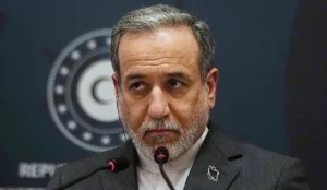 איראן מוכנה להדוף פלישה אפשרית, טוען שר החוץ