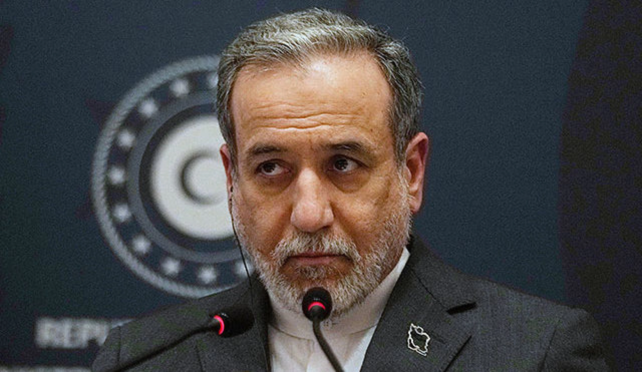 איראן מוכנה להדוף פלישה אפשרית, טוען שר החוץ