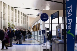 כאוס בשדות התעופה בארה"ב: עיכובי טיסות ותורים ארוכים