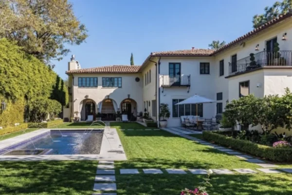 שרון אוסבורן מכרה את האחוזה שלה ב-17 מיליון דולר