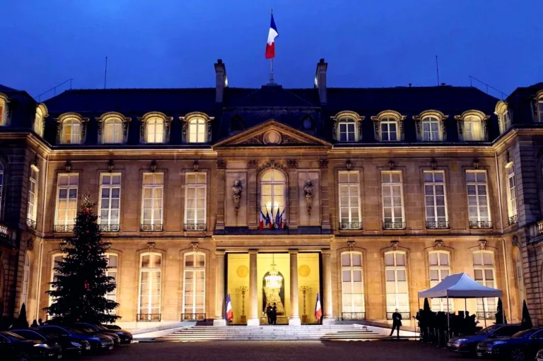 Сотрудник Елисейского дворца осужден за кражу посуды на два года